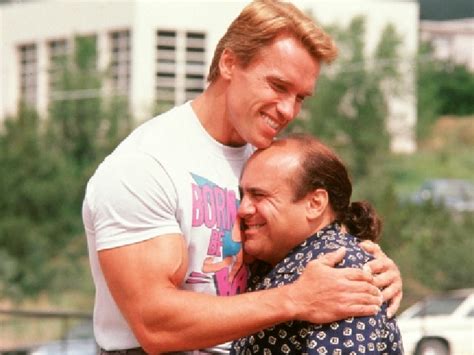 1988 Arnold Schwarzenegger And Danny Devito Hugging Rimagesofthe1980s