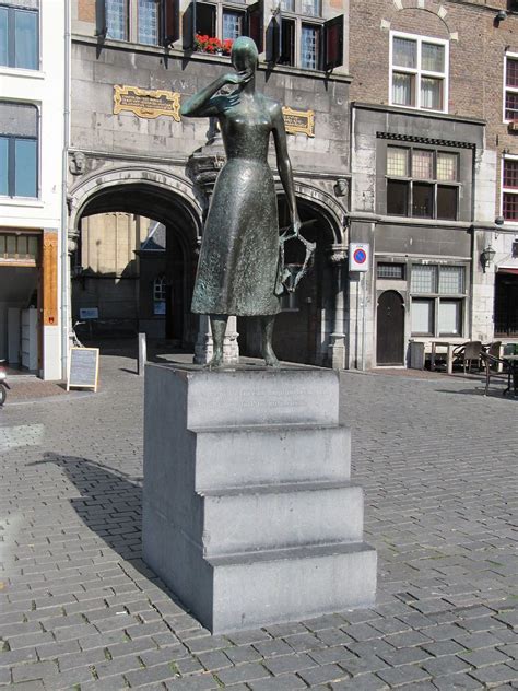 Nijmegen Standbeeld Van Mariken Van Nieumeghen Van Vera Van Hasselt