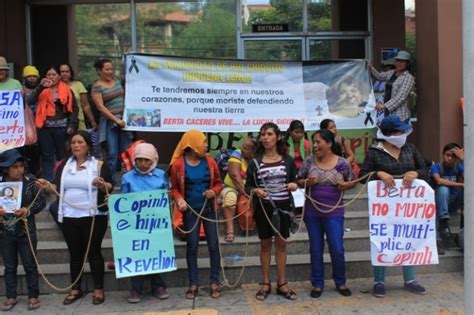 Mantas Y Consignas De Mujeres Lencas Exigiendo Justicia En Caso Bertha