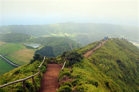 The chain lies in the north atlantic ocean roughly 1,000 miles (1,600 km) west of mainland portugal. Path for paradise - Fotos da Ilha de São Miguel, Açores