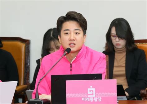 '젠더 갈등' 논란 이준석, 철통 보안 속 서울대 강연. 이준석 "박근혜 탄핵은 정당, 형량은 좀 과했다"