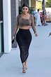 Kim Kardashian look sexy de falda negra y croptop | People en Español