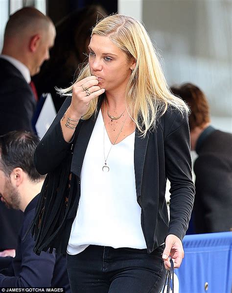 Prince Harrys Ex Girlfriend Chelsy Davy Pulls A Hair From Her Mouth After Dining Out Daily