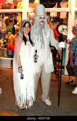 Fantasy Fest Nachtschwärmer auf topless Frau Duval Street Key West Florida Keys Florida USA mit