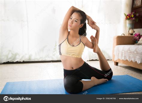 Las Mujeres Asi Ticas Son Ejercicios De Yoga En Casa Fotograf A De Stock Torwaiphoto