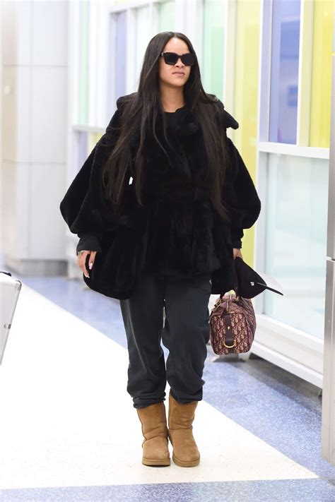 Rihanna In Fur Coat Arrives At Jfk Airport 16 Gotceleb