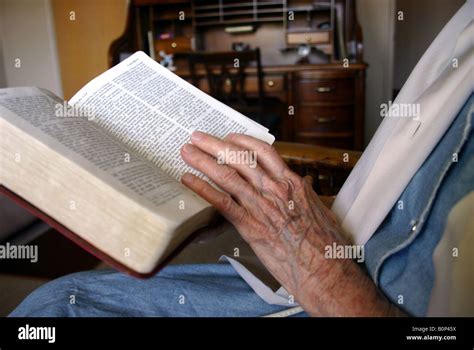 Hold Up Bible Hi Res Stock Photography And Images Alamy