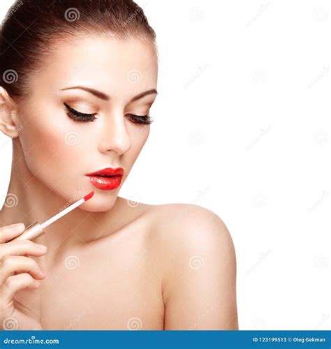 La Belle Jeune Femme Peint Des Lèvres Avec Le Rouge à Lèvres Image Stock Image Du Beau Jeux