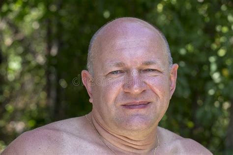 Retrato De Hombre Calvo Caucásico De Mediana Edad Mirando Directamente