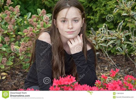 Adolescente Posant Pour Des Photos Dans Le Jardin Photo Stock Image