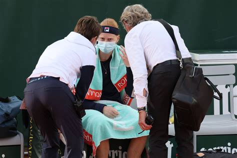 Visiblement diminuée et menée après minutes Alison Van Uytvanck WTA abandonne