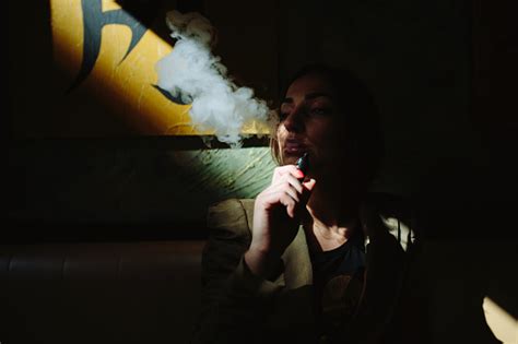 여자아이 좌석의 및 Smokes 전자 시가렛형 2015년에 대한 스톡 사진 및 기타 이미지 2015년 검은색 곱슬 머리 Istock