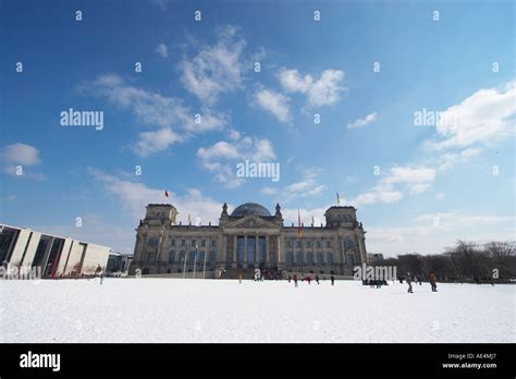 Reichstag Parliament Building With Snow Berlin Stock Photo Alamy