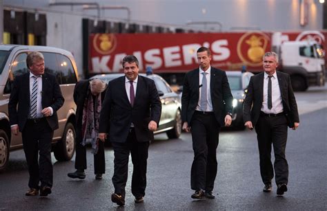 Infobox company name = tengelmann warenhandelsgesellschaft kg type = holding company tengelmann (unternehmen) — tengelmann warenhandelsgesellschaft kg rechtsform. Tengelmann-Chef: Suche nach verschollenem Karl-Erivan Haub ...