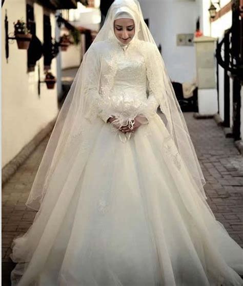 Karyanya selalu mendapat ruang di hati para penggemar. 50+ Model Kebaya Modern Ivan Gunawan Terbaru 2021, Limited ...