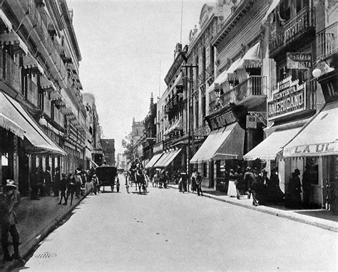 Panorámica De Una De Las Calles Del Centro Histórico De La Ciudad De