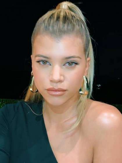 Sofia richie is hitting the shower with 'younger' hottie nico tortorella for a new beauty campaign. Compare Sofia Richie's Height, Weight, Body Measurements with Other Celebs