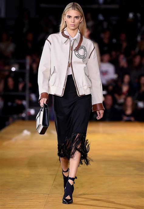 Kendall Jenner Debuts Blonde Hair For The First Time On Burberry Runway