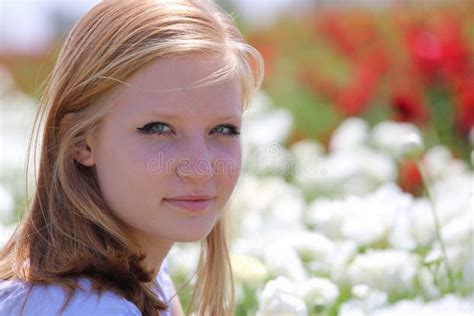 Meisje 16 Jaar Oud Blonde Op Het Gebied Onder Witte Bloemen Stock