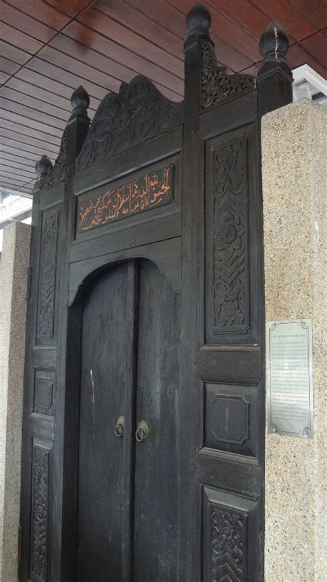 She crieth at the gates, at the entry of the city, at the coming in at the doors. SENI LAMA MELAYU (MALAY OLDEN ART): Pintu gerbang istana ...