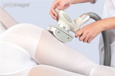 The Masseur Is Preparing To Make An Hardware Anti Cellulite Massage In A Beauty Salon 이미지