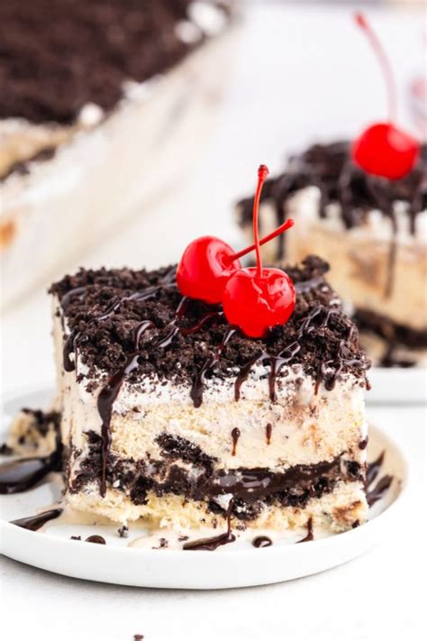 Layered with oreo crumbs and a marshmallow frosting, it's biggest form of an oreo yet. Oreo Ice Cream Cake Recipe - Easy Budget Recipes
