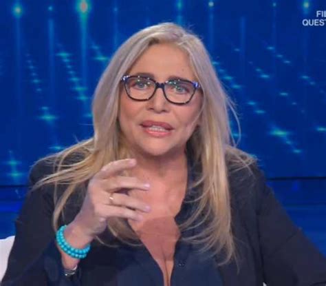 Mara venier è stata riconfermata per la prossima edizione di domenica in. Domenica In, Mara Venier ha un problema: "Oggi mi vedete ...