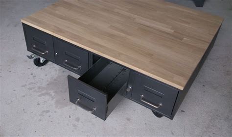 Nomadde propose des tables basses industrielles de qualité. table basse industrielle anciens tiroirs métal et bois