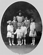 Queen Victoria Eugenia of Spain with her six children | Infantas de ...