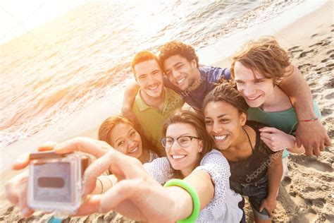 Groupe multiracial d amis Prendre Selfie à la plage image libre de