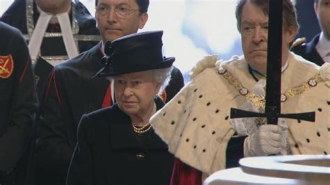Queen arrives at Margaret Thatcher's funeral - YouTube