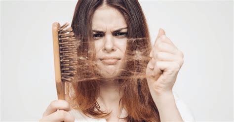 Antara faktor yang menjadi penyebab rambut gugur. 7 Syampu Terbaik untuk Kelumumur dan Rambut Gugur di ...