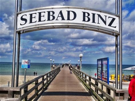 Die selliner seebrücke ist unglaubliche 508 meter lang und ein besuch von dieser lässt sich hervorragend mit einem spaziergang an der strandpromenade entlang der küste verbinden. Die Binzer Seebrücke auf Rügen