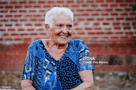 Portret Starszej Pani W Latach 80tych Śmiejąc Się Szczęśliwie Zdjęcia Stockowe I Więcej