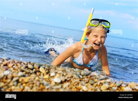 Das Mädchen am Ufer des Meeres zappelt über im Wasser Stockfotografie Alamy