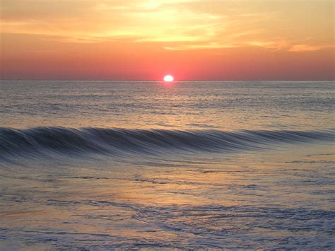 File:Sunrise at ocean.JPG