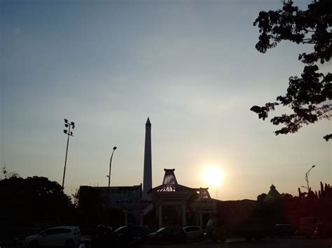 Sunset In Surabaya Hero Monument Surabaya Lamp Post Monument Hero