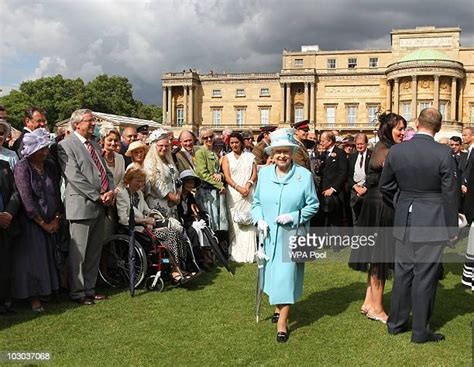 Queen Elizabeth Ii Hosts Garden Party At Buckingham Palace Photos And Premium High Res Pictures