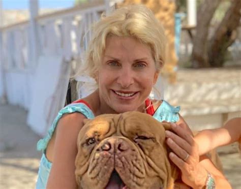 Απαντά στα αρνητικά σχόλια και σχολιάζει την επιστροφή της μενεγάκη. Ελένη Μενεγάκη: Χωρις ΣΟΦΑ στα 50 της και με το σκύλο ...