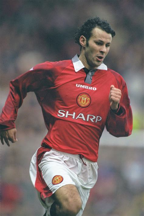 Ryan Giggs Of Man Utd In 1996 Man Utd Crest Manchester United Players