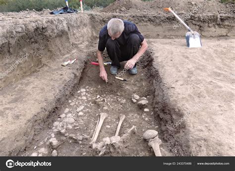 Archaeological Excavation Archaeologist Digger Process Researching Tomb