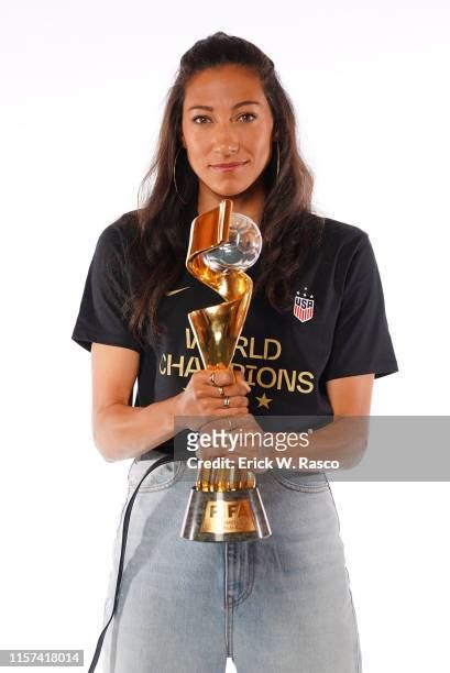 Us Soccer National Team Christen Press Photos Et Images De Collection