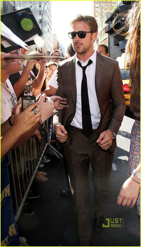 Photos Of Ryan Gosling Letterman 01 Ryan Gosling Talks Mickey Mouse Club Pi Brown Suit