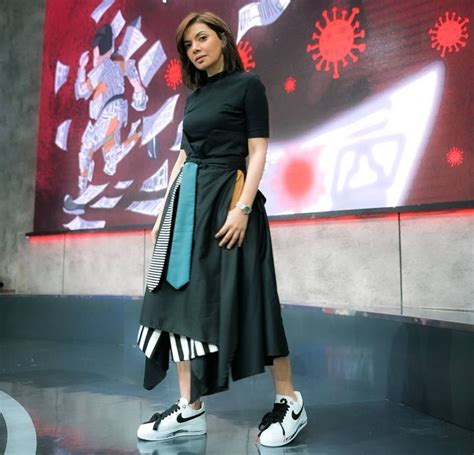 9 Ide Outfit Kasual Untuk Ngantor Ala Najwa Shihab Stylish