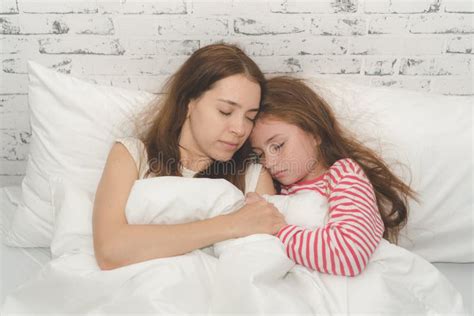 Mamá Y Su Hija Duermen Juntos Con Graciosas Máscaras De Sueño Imagen De