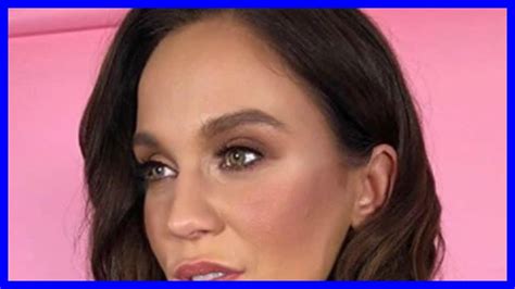 Vicky Pattison Unleashes Er Assets In Naughty Cleavage Flash Youtube