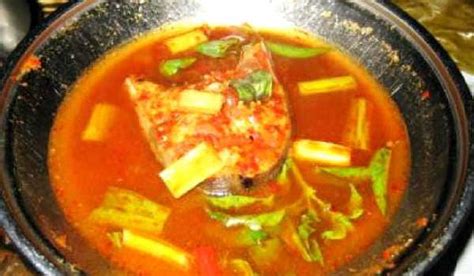 This restaurant specialty is pindang patin and pindang iga but other foods is worth to try such as ikan bakar (grilled fish). Lemak Nyo Cita Rasa Asam Pedas di 7 Pindang Patin Paling Enak di Palembang