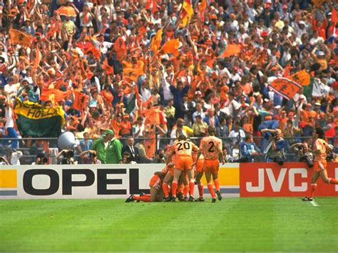 37 resultaten voor 'ek 88 shirt'. EK '88: Kieft de echte winnaar van 1988 | Goal.com