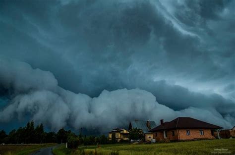 Spectacular Shelf Cloud Swallows Up Houses Like A Sky Tsunami Strange