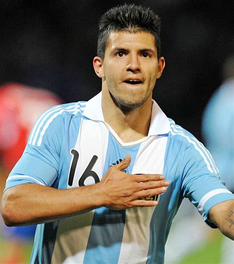 Arjantin milli takımı ve oynadığı kulüp takımlarında santrafor pozisyonunda. Sergio Agüero est en Angleterre pour négocier avec Manchester City